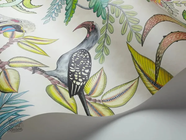 Motifs d'animaux exotiques sur fond de jungle luxuriante