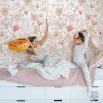 Papier peint fleuri pour chambre de fillette