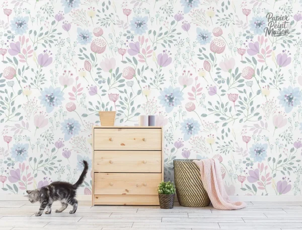 Papier peint rose avec motifs floraux pour petite fille