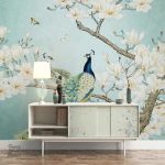 Motifs d'oiseaux stylisés sur papier peint floral