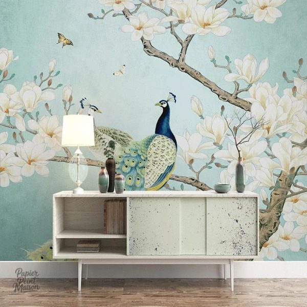 Motifs d'oiseaux stylisés sur papier peint floral